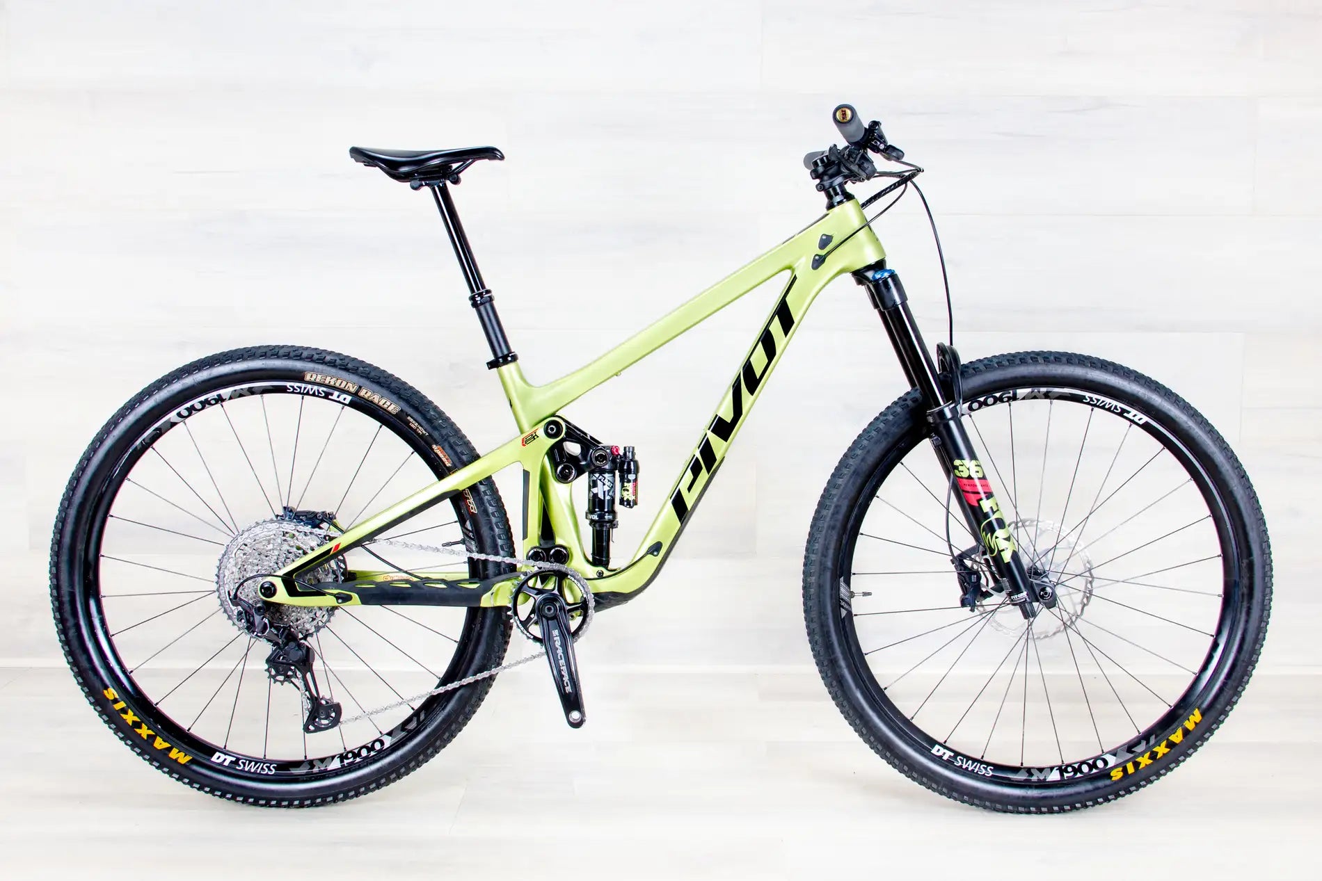 Pivot Switchblade Race - 2022, Medium