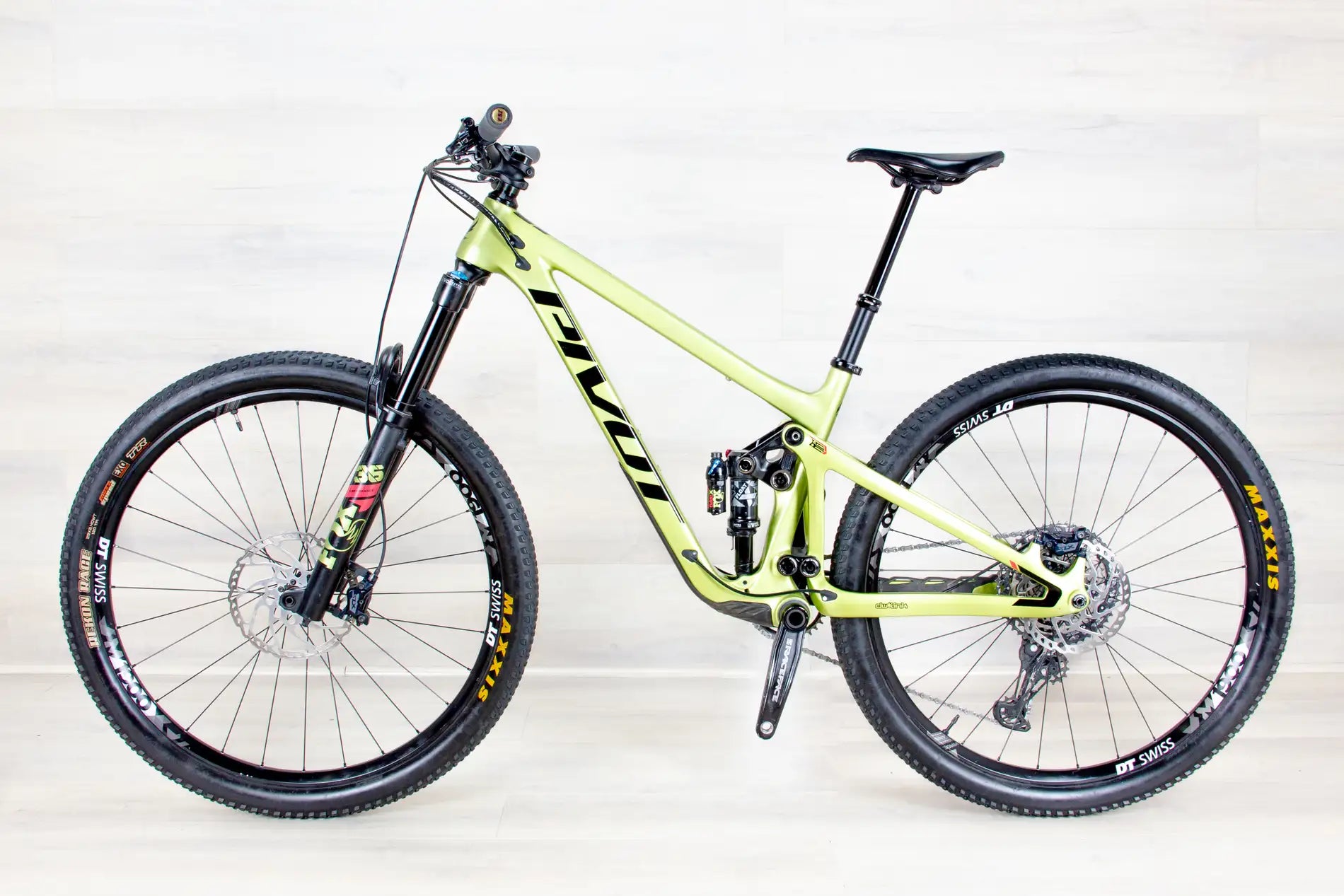 Pivot Switchblade Race - 2022, Medium